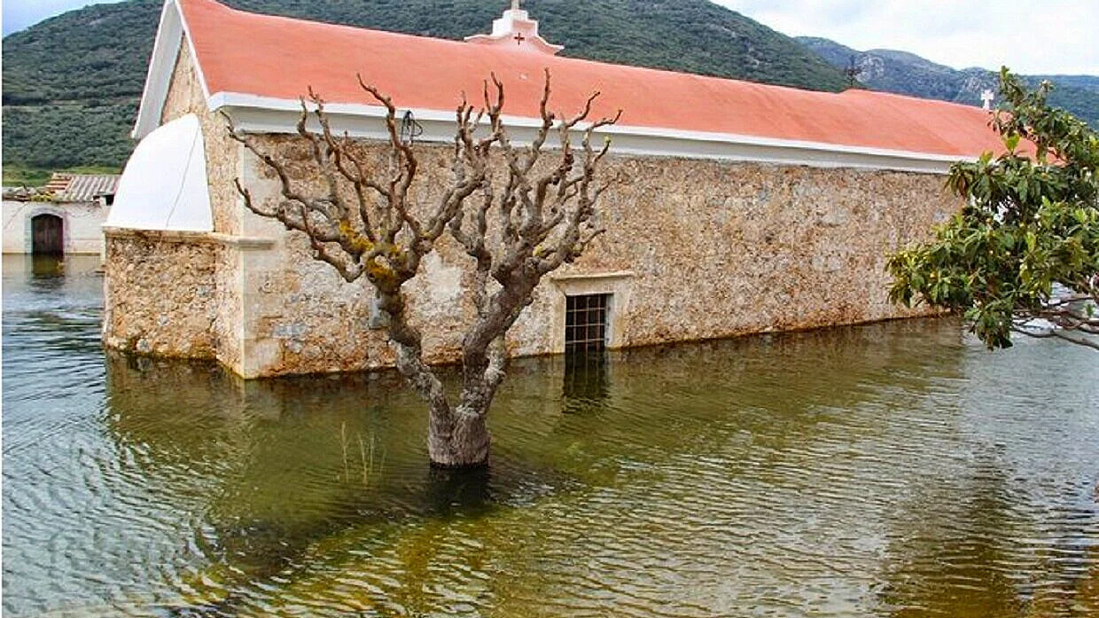 The "ghost" church that appeared in Crete completely unexpectedly
