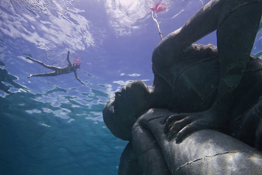 ocean-atlas-bahamas-underwater-sculpture-jason-decaires-taylor-2.jpg