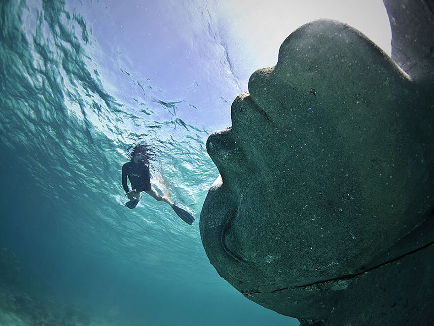 ocean-atlas-bahamas-underwater-sculpture-jason-decaires-taylor-3.jpg