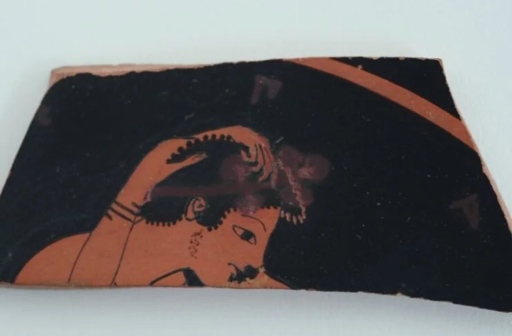 The young man on the rare fragment of the red-figure cup prepares to kiss a woman. Her face is not saved. However, her hands can be seen gracefully caressing his hair.
