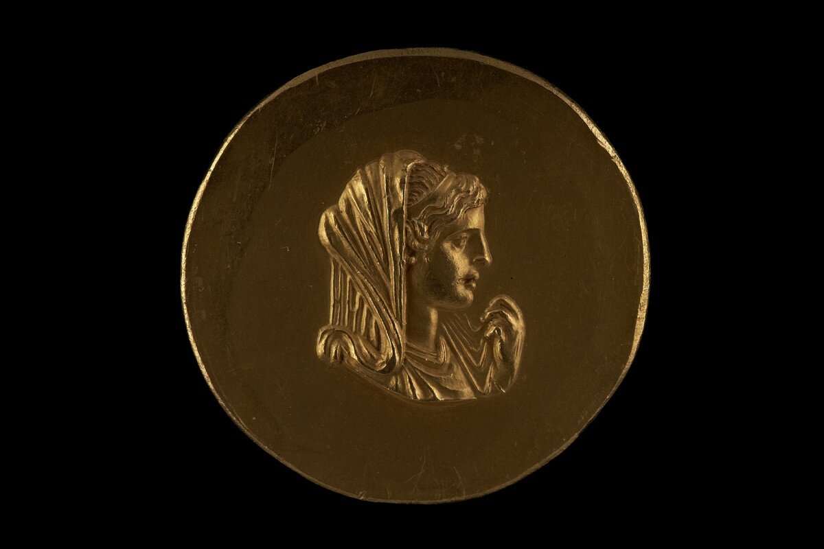   GOLD MEDAL DEPICTING OLYMPIAS, MOTHER OF ALEXANDER THE GREAT, ABUKIR, EGYPT, AD 225-250  