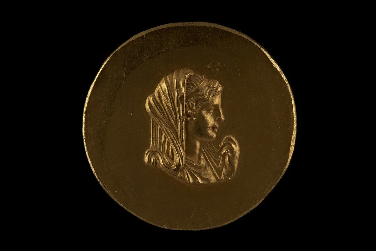   GOLD MEDAL DEPICTING OLYMPIAS, MOTHER OF ALEXANDER THE GREAT, ABUKIR, EGYPT, AD 225-250  