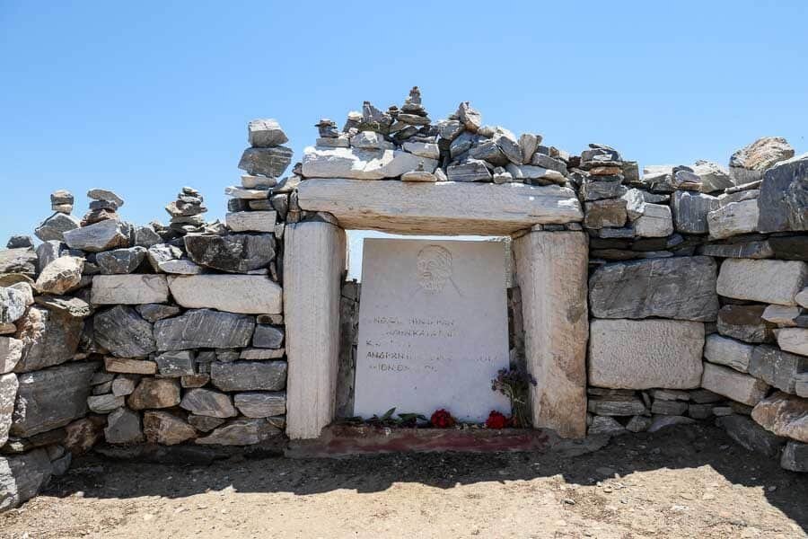 Homers-tomb-Ios-Greece-900x600.jpg