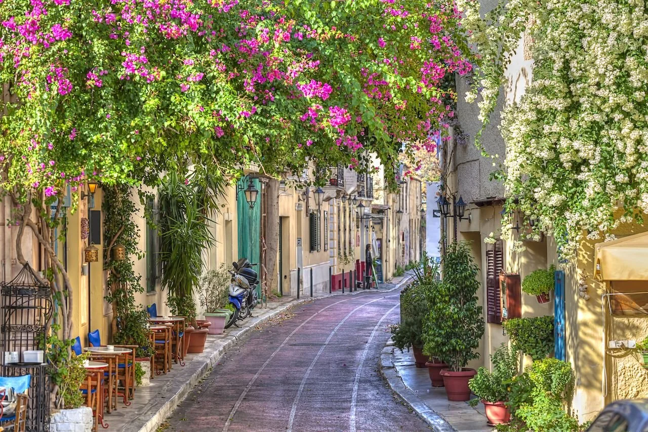 Traditional-houses-in-Plaka-area-under-Acropolis.jpg