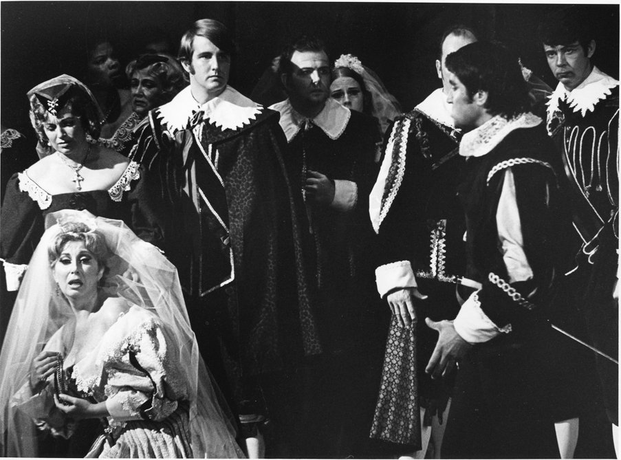  Superstar soprano Beverly Sills appeared in eight seasons with the company, including in  Lucia di Lammermoor  (1968, 1971). 