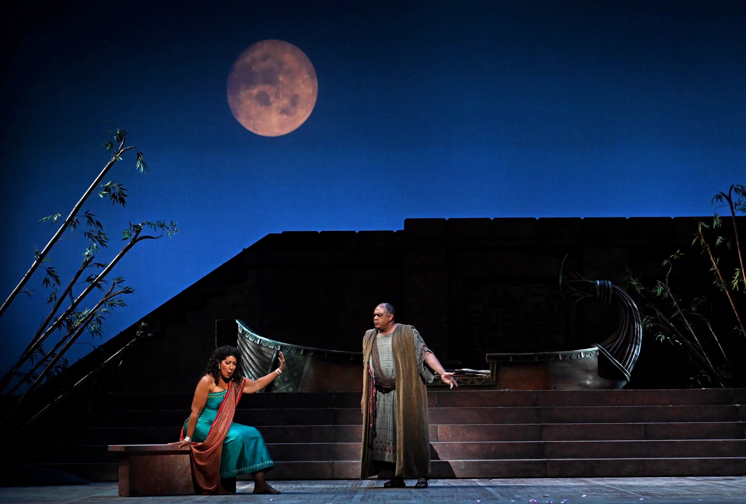  Mary Elizabeth Williams as Aida, Gordon Hawkins as Amonasro. Photo by Philip Groshong. 