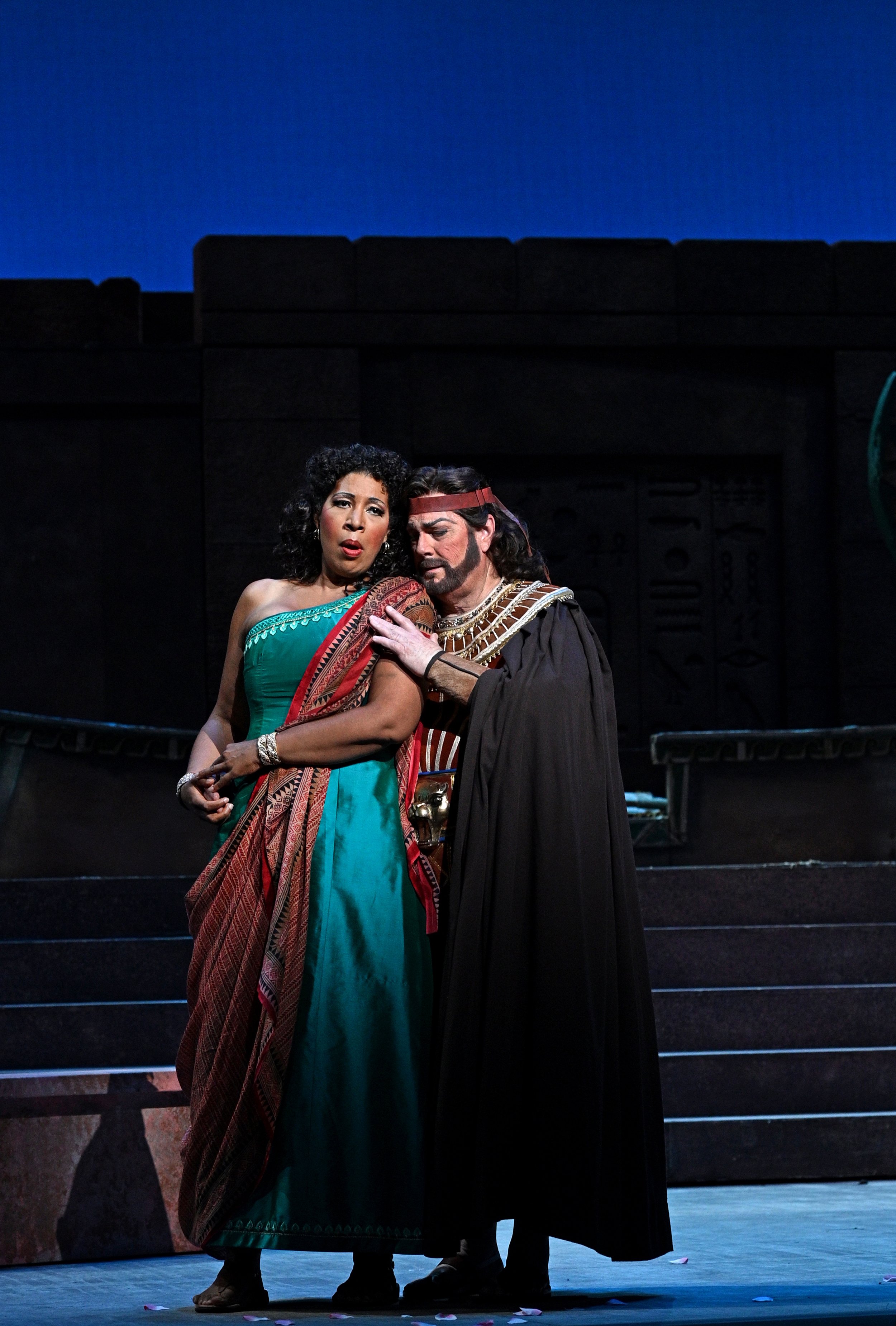  Mary Elizabeth Williams as Aida, Gregory Kunde as Radamès. Photo by Philip Groshong. 