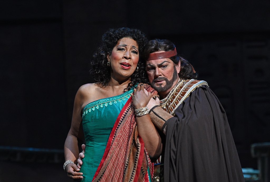  Mary Elizabeth Williams as Aida; Gregory Kunde as Radamès. Photo by Philip Groshong. 