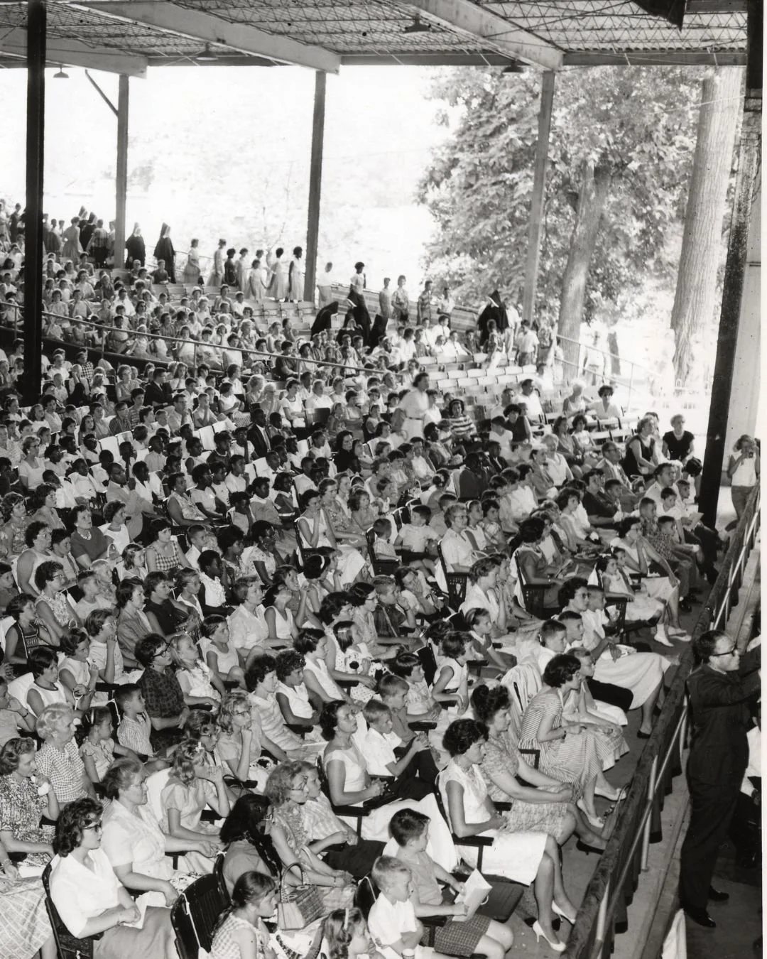 ⏰ It's time for the Weekly Opera Rewind, where Cincinnati Opera history takes the spotlight.

Join us each week as we pull a gem from our photo archives to relive a moment worth applauding. 👏

Pictured: A sold-out crowd attends a Cincinnati Opera pe