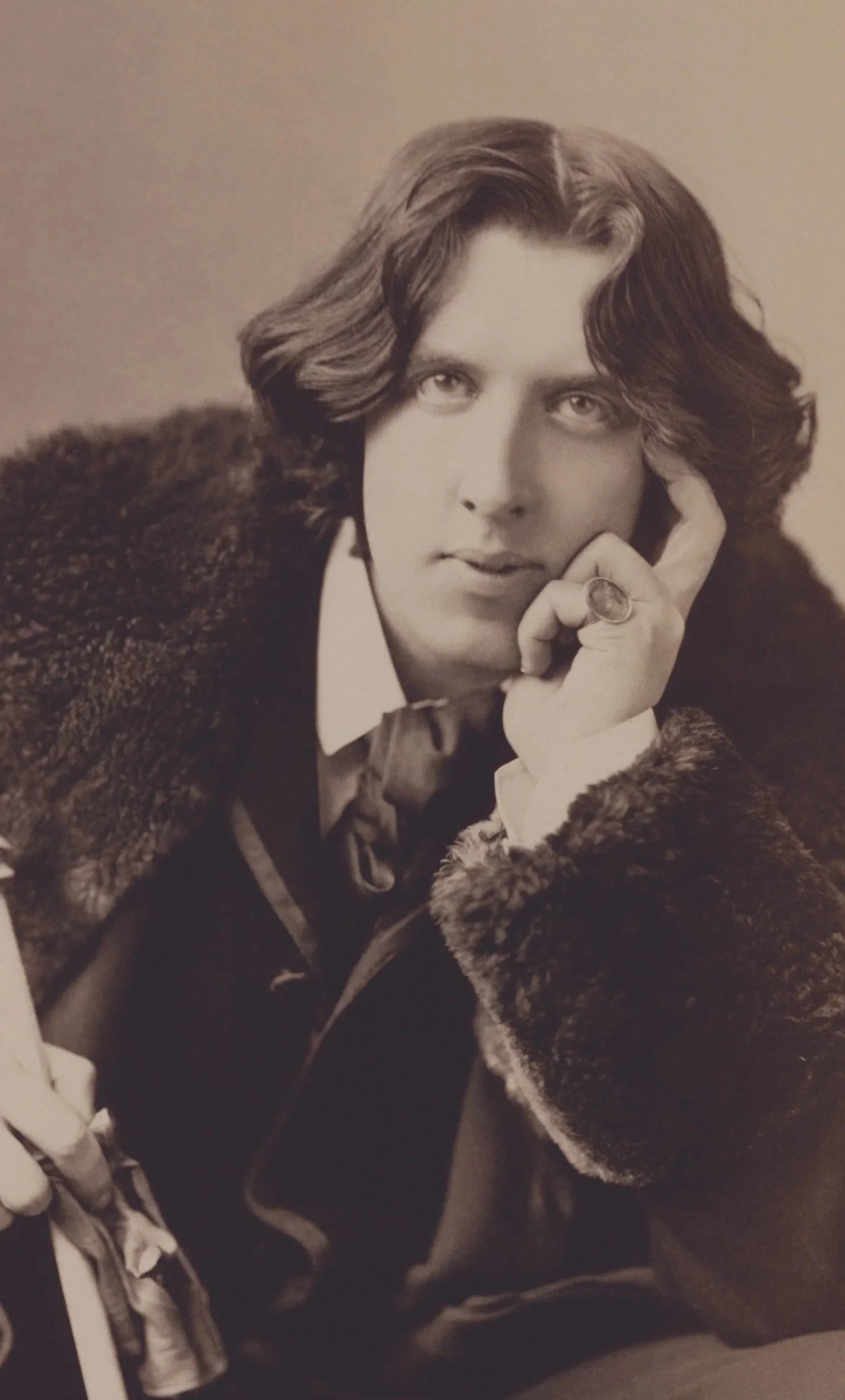 Oscar_Wilde_by_Napoleon_Sarony._Three-quarter-length_photograph%2C_seated.jpg