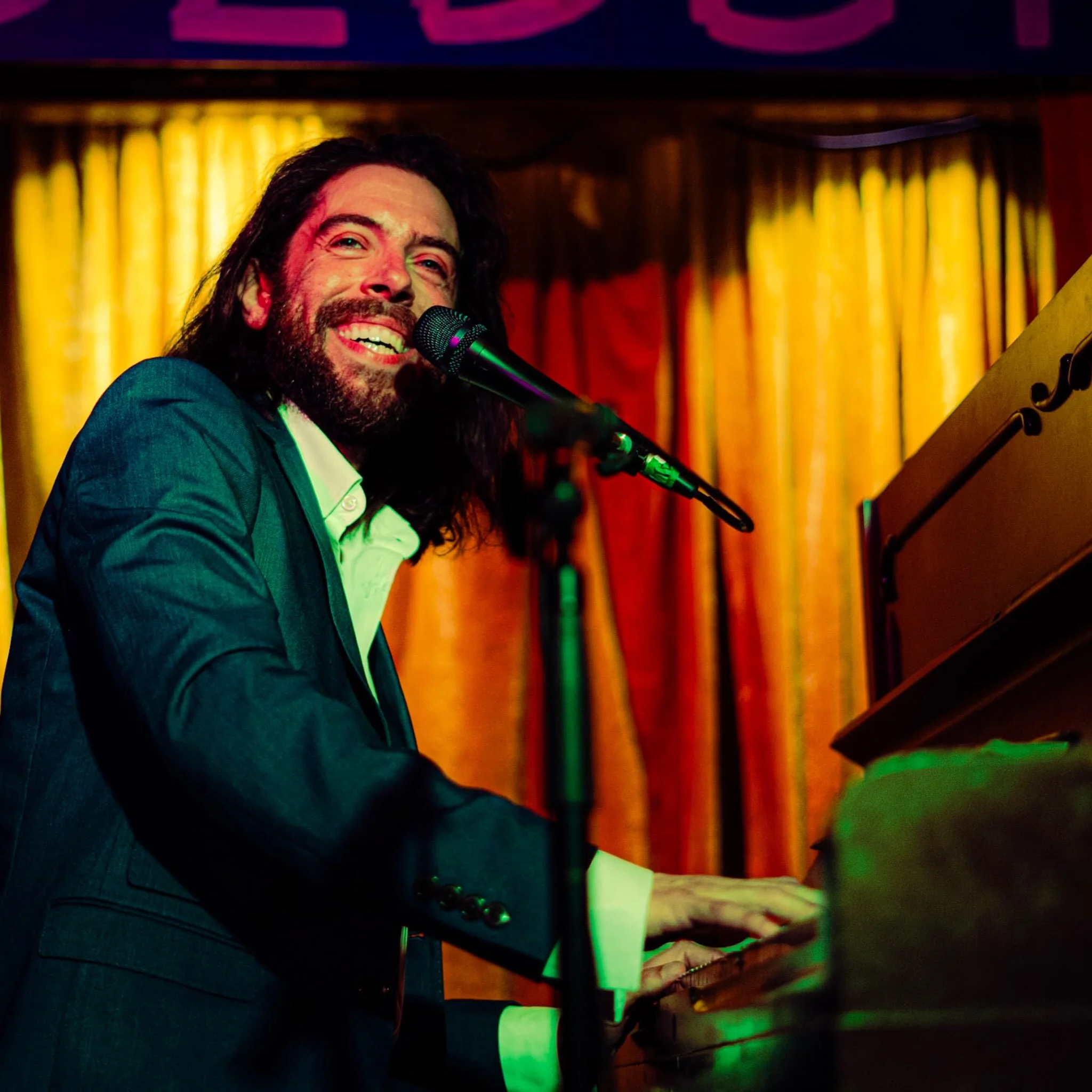 Some fun shots from my show at @hideoutchicago last month.  More dates coming soon! 

📸 @jp_ariza0625