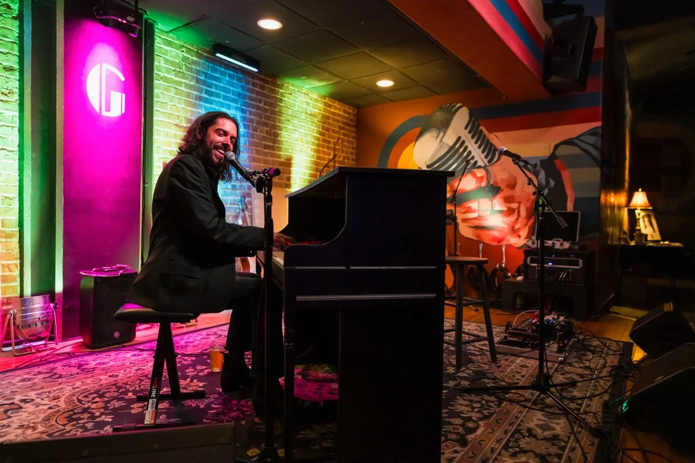 Stoked to come back to the beautiful @gibsonmusichall in Appleton next week, Oct 14 for a FREE show at with @davidrobertking !  More dates coming soon.

📸 @thechickendoesphotography