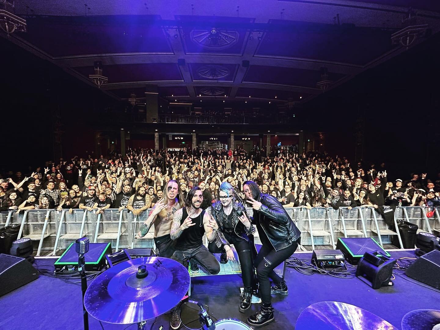 Thank you San Diego, last night was wild! Tomorrow we melt faces in Santa Ana! 

The tour with @cradleoffilth and @devildriver has been absolutely insane🤘🔥

REMAINING DATES:

VIP UPGRADE now available!
👉 www.national-acts.com/BlackSatellite

March