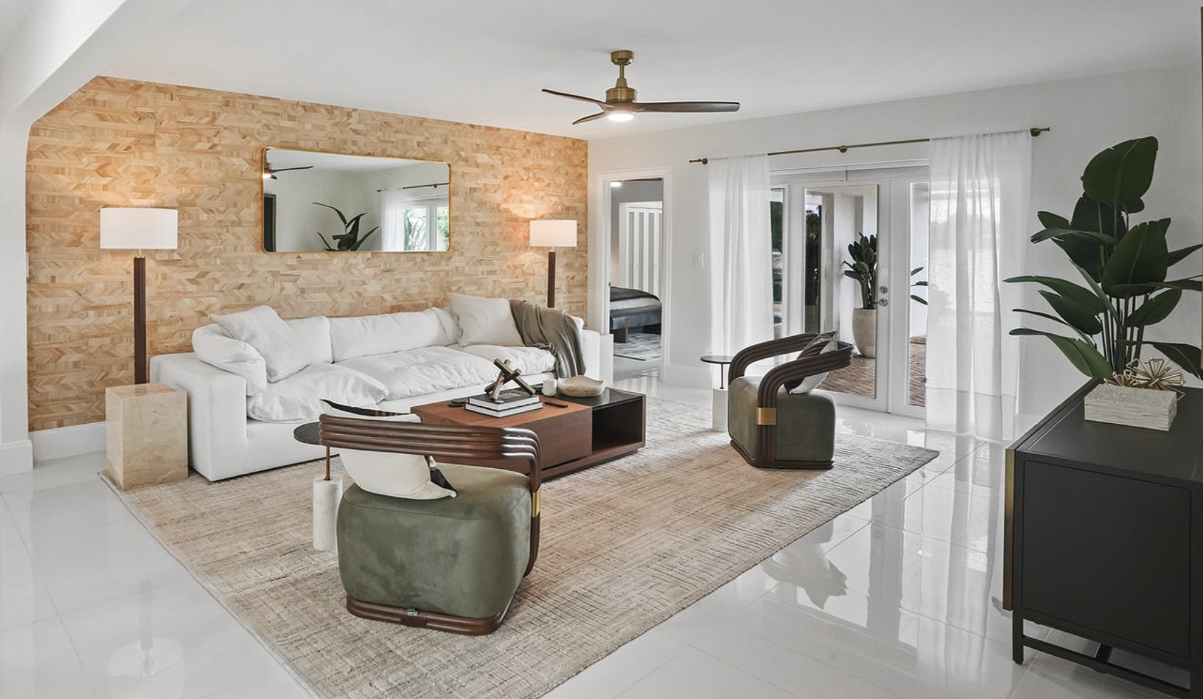 Tulum style casual livingroom with wood texture wall covering and cloud sofa
