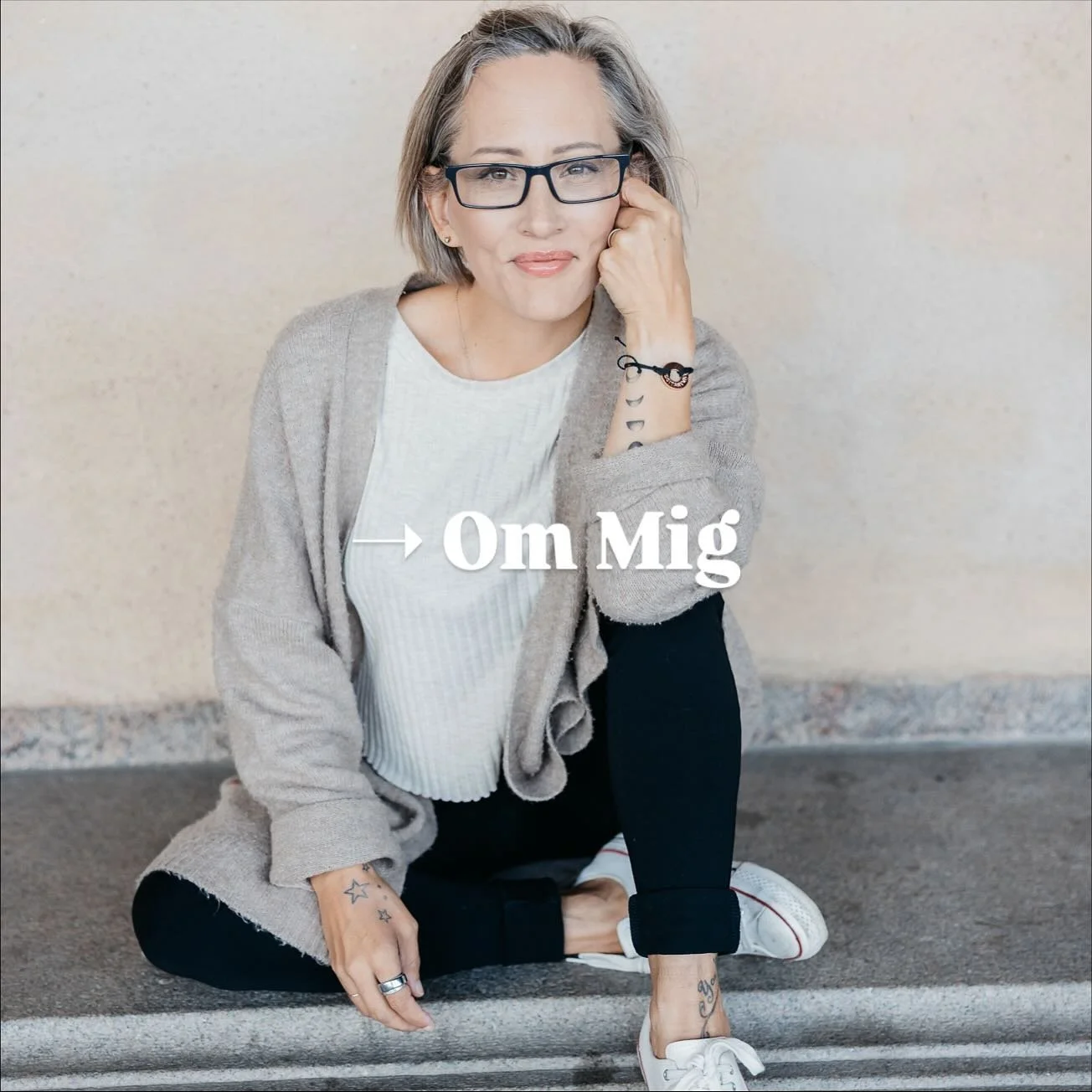 Ska vi l&auml;ra k&auml;nna varandra?
➝ Varf&ouml;r g&ouml;r jag det jag g&ouml;r? L&aring;t oss backa lite. 

Innan jag b&ouml;rjade jobba som br&ouml;llopsfotograf s&aring; hj&auml;lpte jag m&auml;nniskor genom mitt jobb i kundservice och kundupple