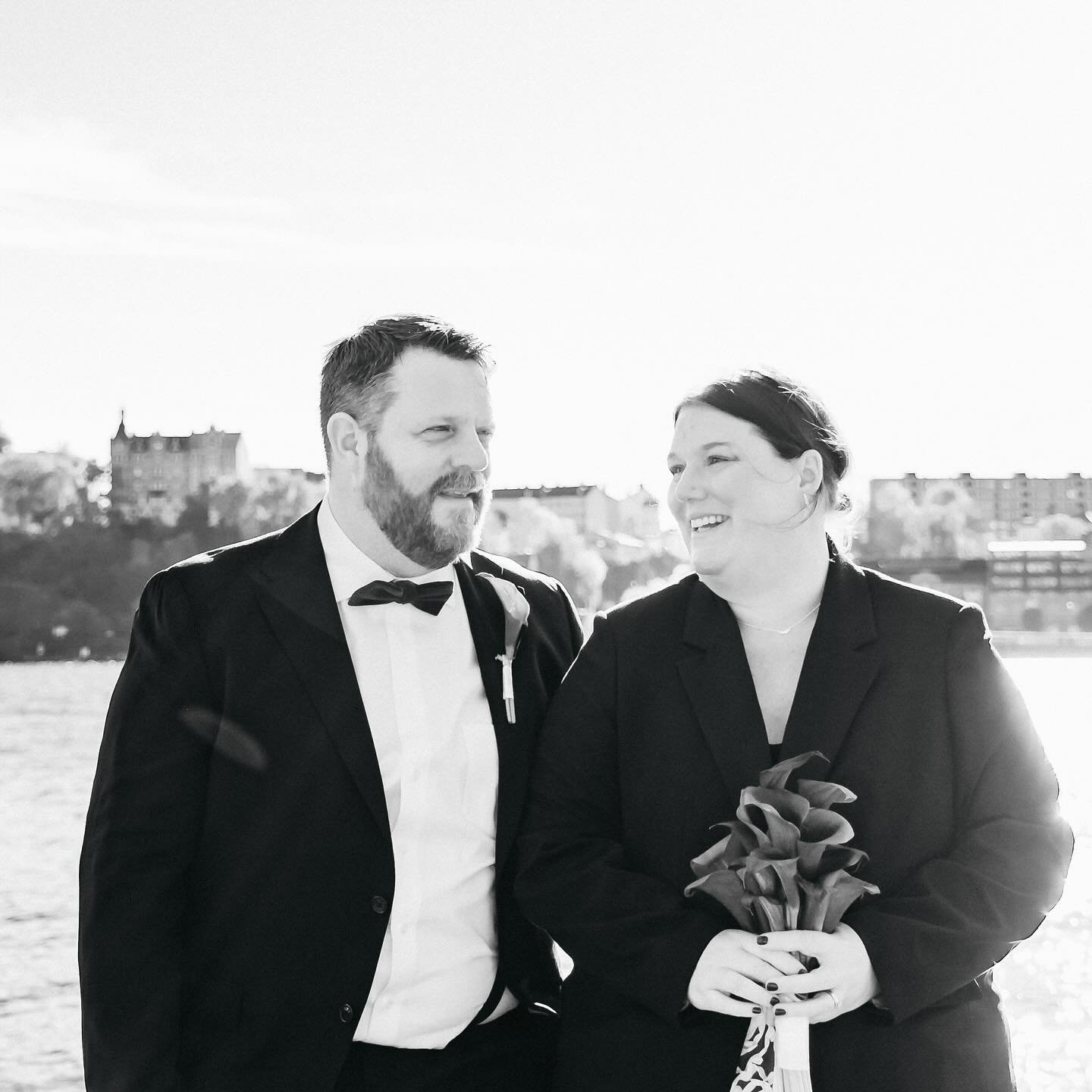 Heeej 👋🏼 Hur m&aring;r vi den f&ouml;rsta December. Har planeringen f&ouml;r br&ouml;llop 2026 satt ig&aring;ng? I s&aring; fall vill jag att ni ska veta n&aring;got om mig.

Jag f&ouml;ljer inte foto-trender.
Jag f&ouml;ljer er.

N&auml;r ni bokar