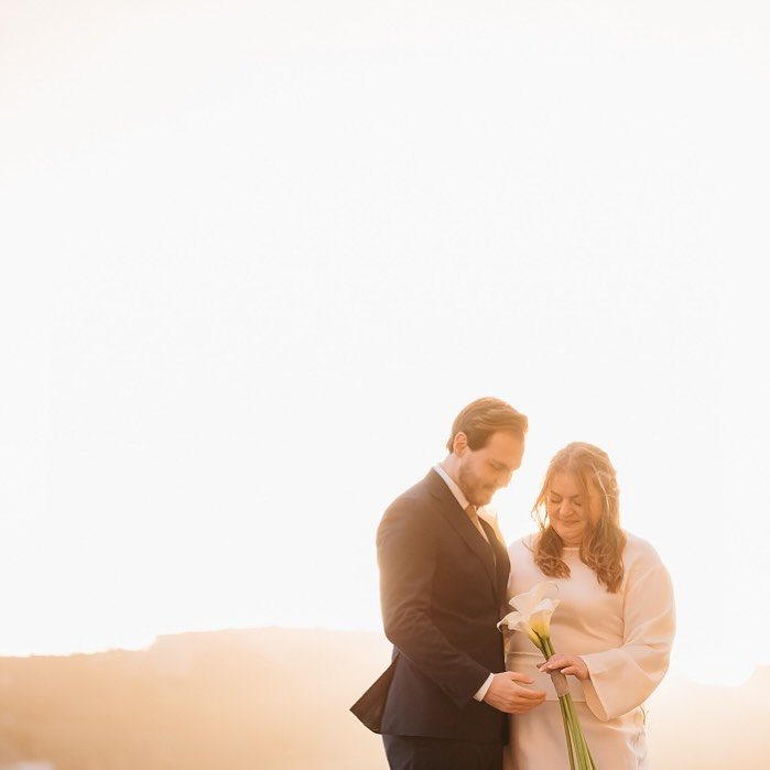 Det finns en liten sak jag alltid ber mina par att g&ouml;ra p&aring; sin br&ouml;llopsdag.
N&auml;r som helst, mitt i allt som h&auml;nder, kan ni ta varandras hand och ge ett litet tryck.

Det &auml;r ert eget spr&aring;k.
En snabb p&aring;minnelse