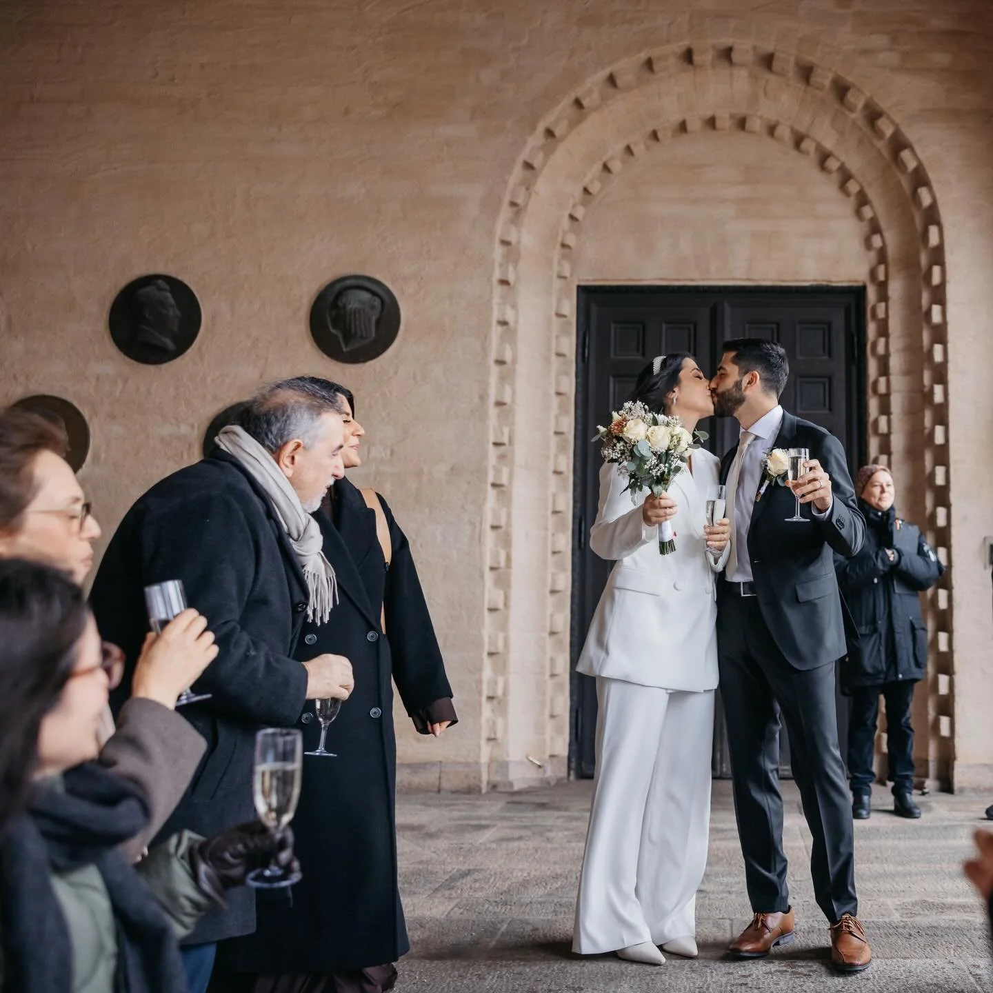 Hej, du - jag vill ber&auml;tta n&aring;t som jag inte visste innan jag gifte mig. N&aring;t som du bara vet om du varit d&auml;r, redan har bilder och kollat p&aring; dem under l&aring;ng tid efter att blommorna torkat och st&ouml;ket st&auml;dats u