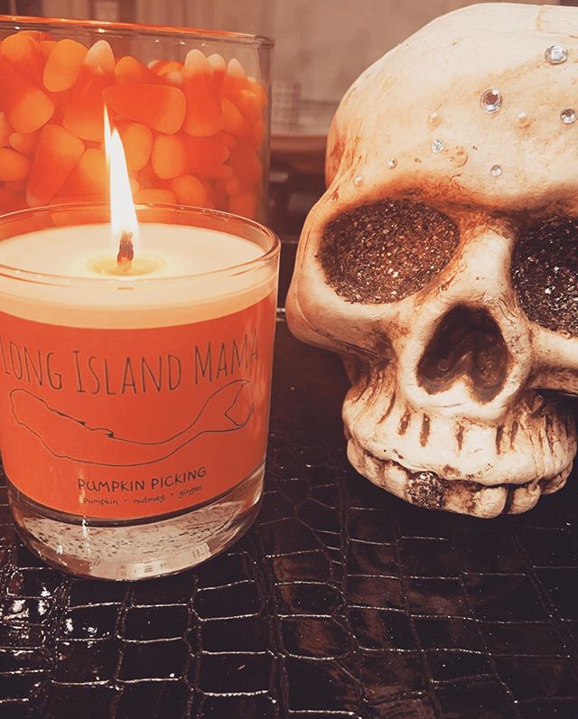 Boo, you need this 👆🏼 #spookymama #pumpkinpicking @themermaidstailshop 🔥Don&rsquo;t forget $1 from ever sale goes to @postpartumrcofny &amp; benefits our local LI Moms!