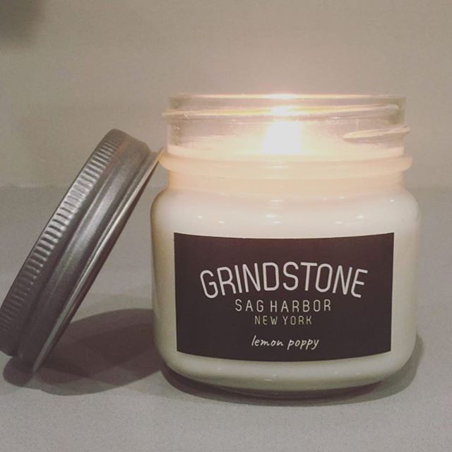 Burning this tonight 🕯🍋 🍩 🤤 
@grindstonecoffeeanddonuts #LemonPoppy