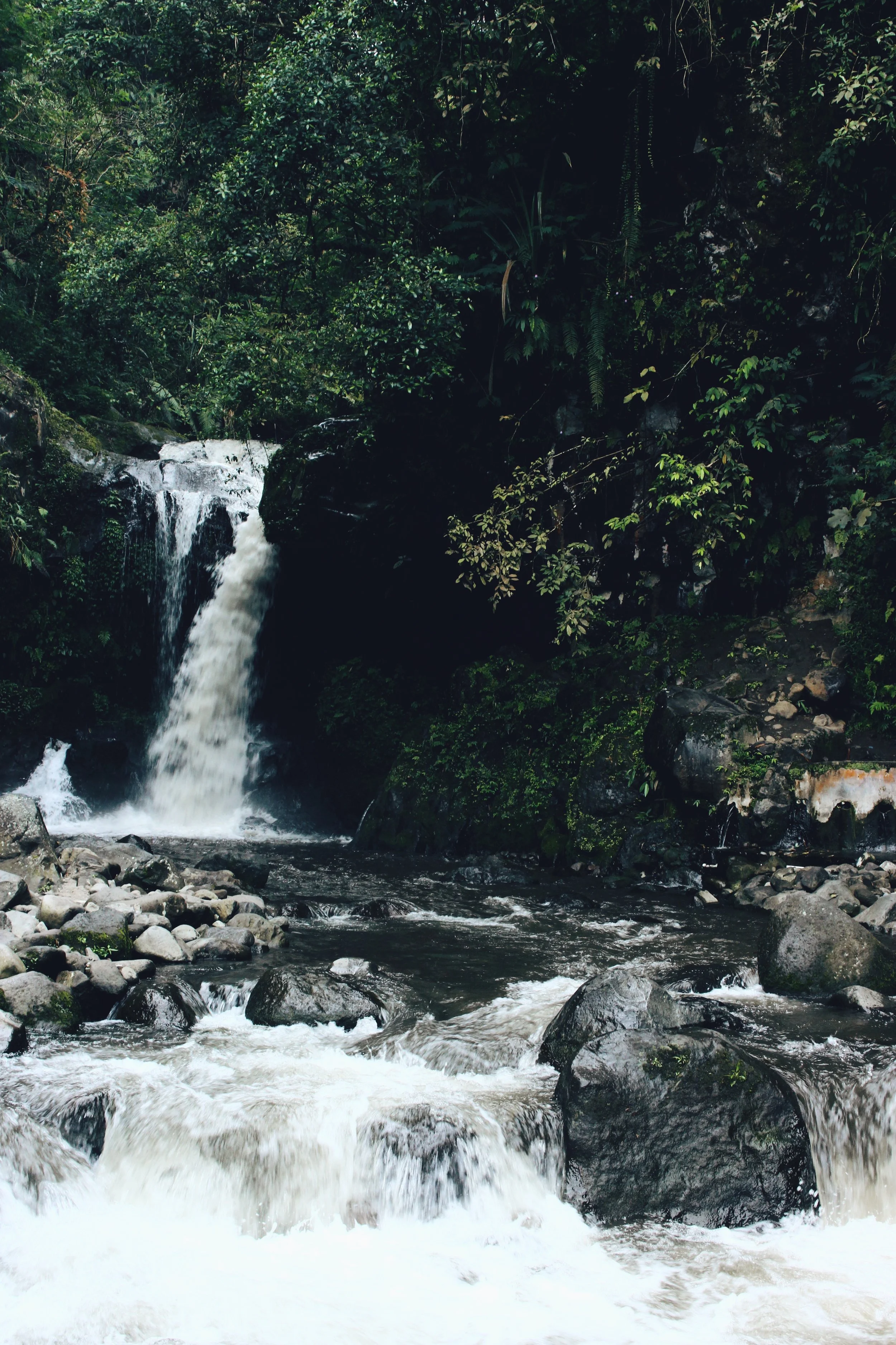 Air Terjun di Guci.jpg