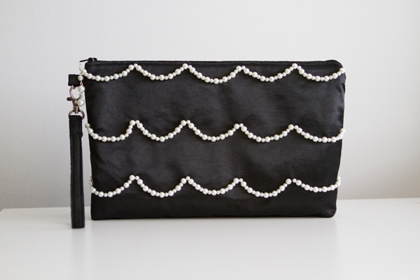 Size of the clutch: about 28 x 16 cm 