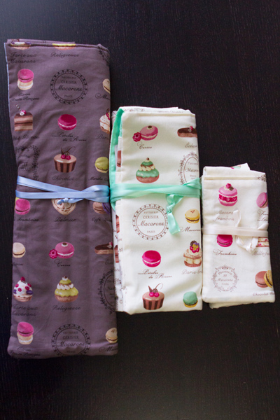 With other cases I made a few years ago, left: single point needle case, right: crochet hooks.