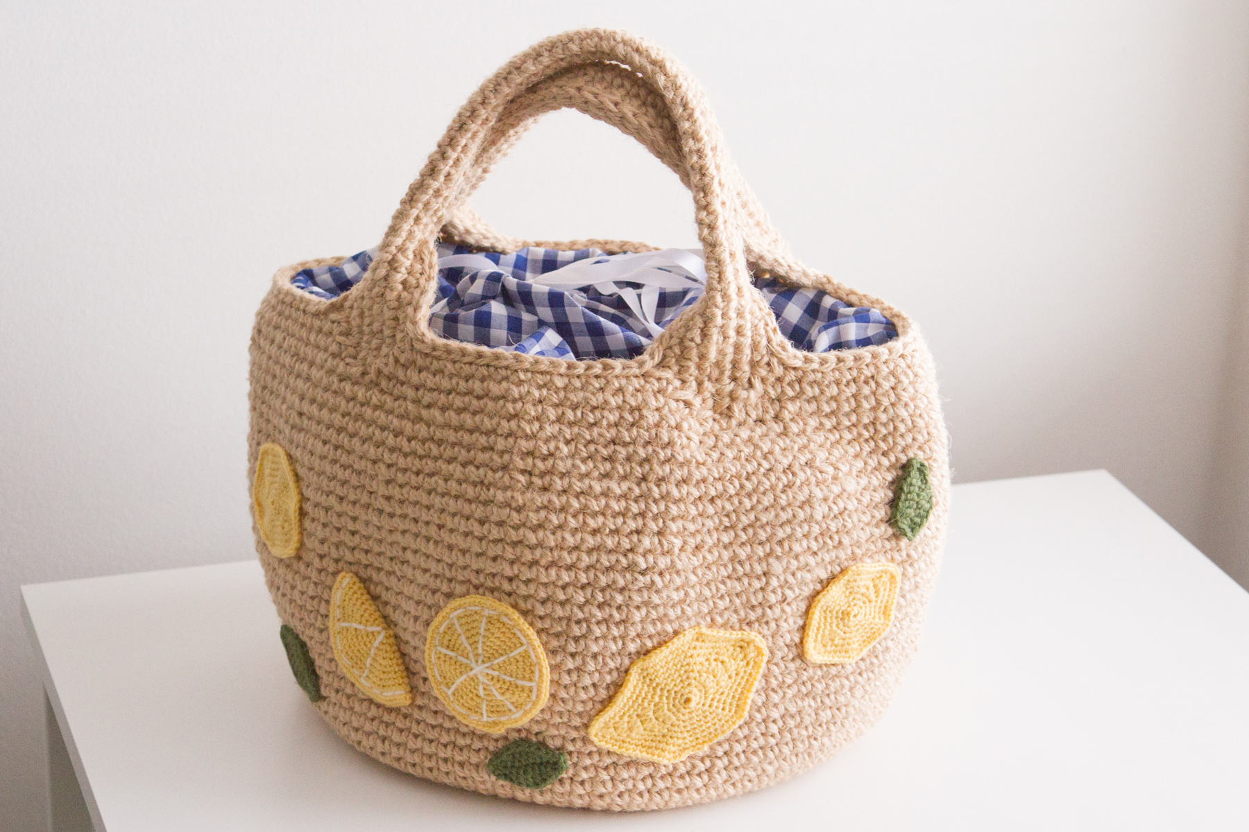 I love the blue gingham and lemon combo!