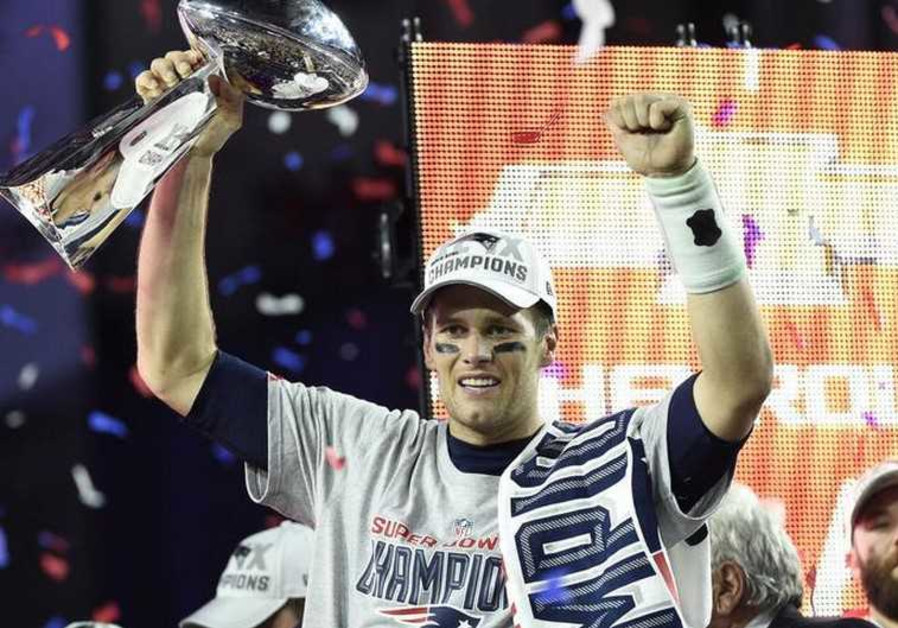 Tom-Brady-with-trophy.jpg