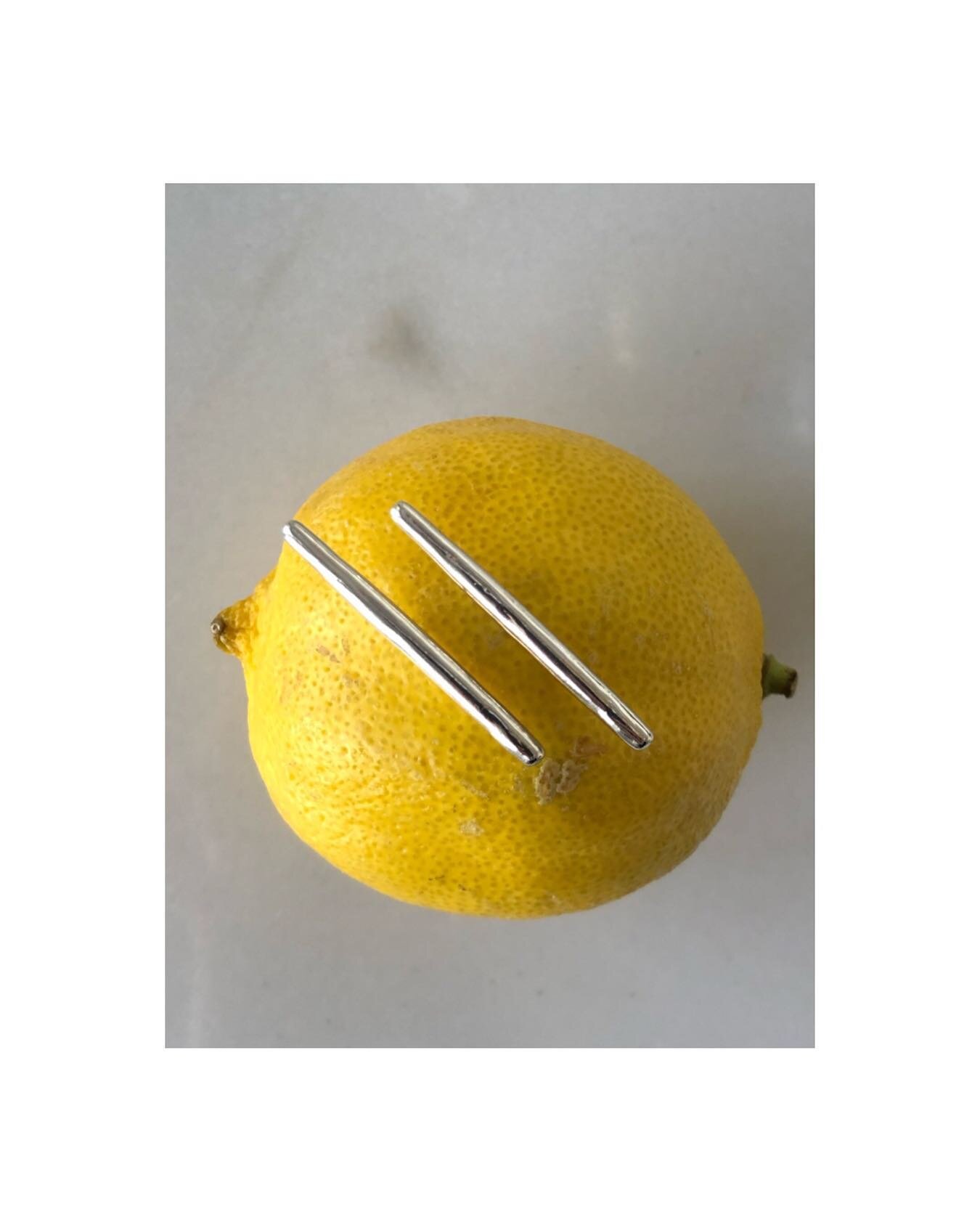 I am working on the lemonade ;)
.
.
.
.
.
#abuonintenditorpocheparole #aglaia #aglaiajewwlry #italiandesigner #lemons #iflifegivesyoulemons #youmakealemonade #silver #earrings #bacchetteearrings #cool #love #sculpturaljewelry #uniquejewelry #madeinny