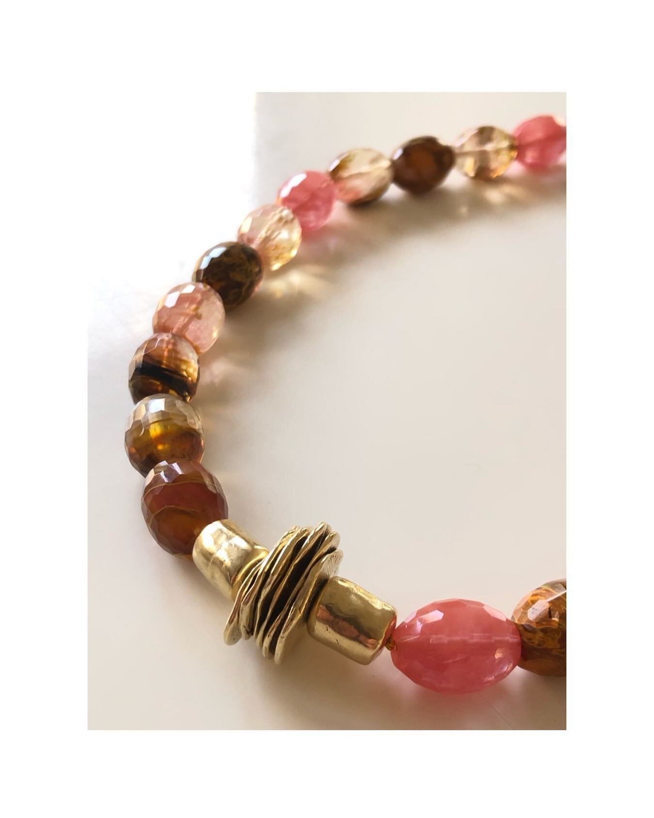 The aesthetic connection of COLLANA  with influences from Ancient Rome offers an almost solemn feeling to this essential and elegant design.
.
Here with Fire Cherry Quartz and Brass beads.
I particularly love this color combination, warm and happy.
.