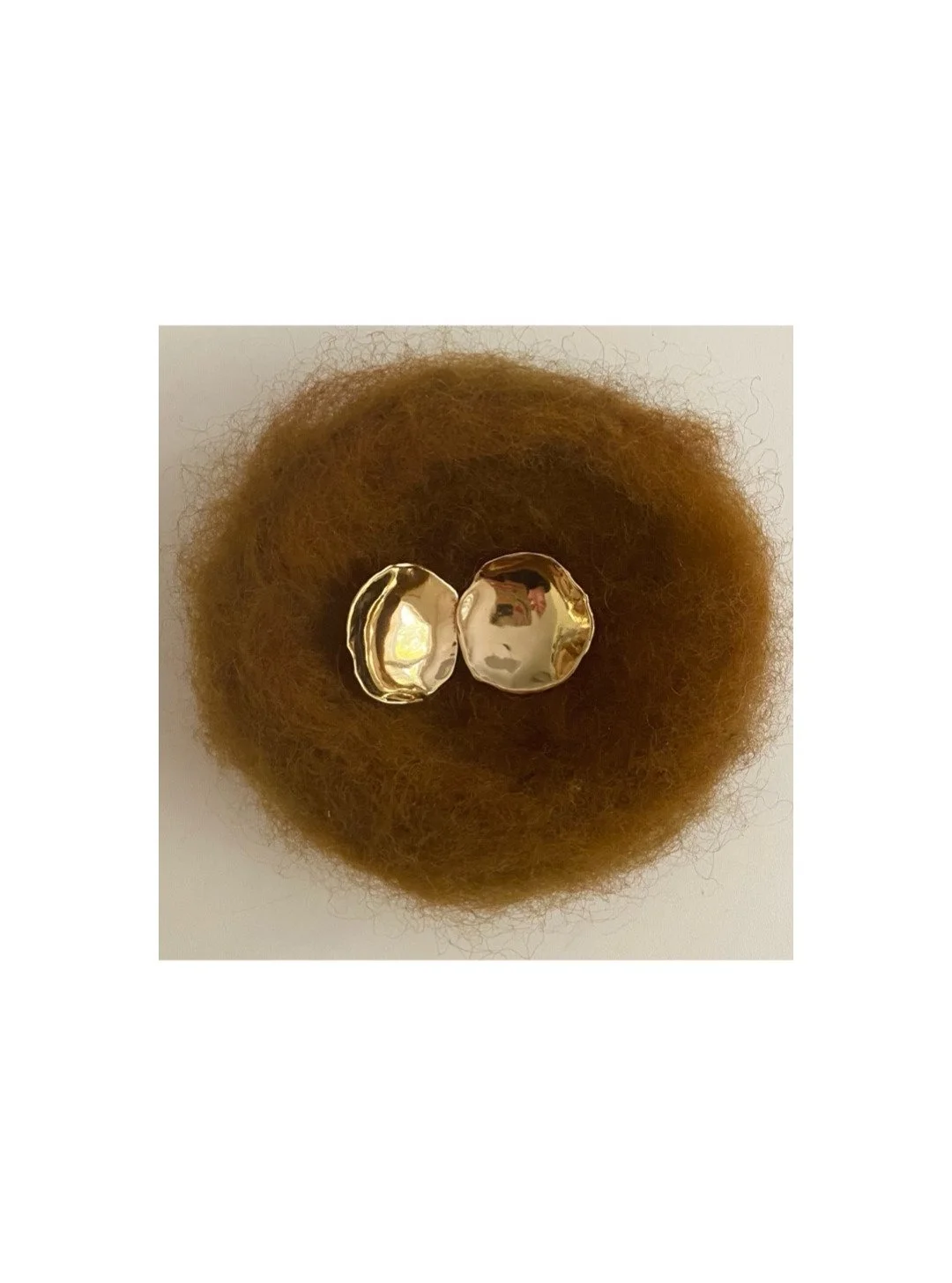 Muneda Earrings in YBR. In the nest.
.
.
.
.
.
#aglaiajewelry #Earrings #munedaEarrings #nest #beauty #sculpturaljewelry #brasscooljewelry #italiandesign #madeinthehudsonvalley #madeinny #love #needone #giftforher #giftformyself #cool #ethicaljewelry