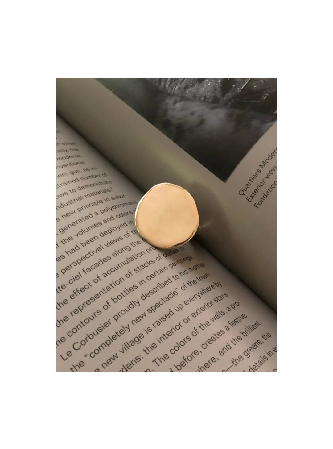 The Tondo Ring &mdash; a circle of light, crafted for the modern muse ;)
.
.
.
.
.

#AglaiaJewelry #TondoRing #LuxuryEditorial #ItalianDesigner #NYJewelry #SculpturalDesign #ArtOfSimplicity #QuietLuxury #ModernAdornment #giftforher #ContemporaryElega