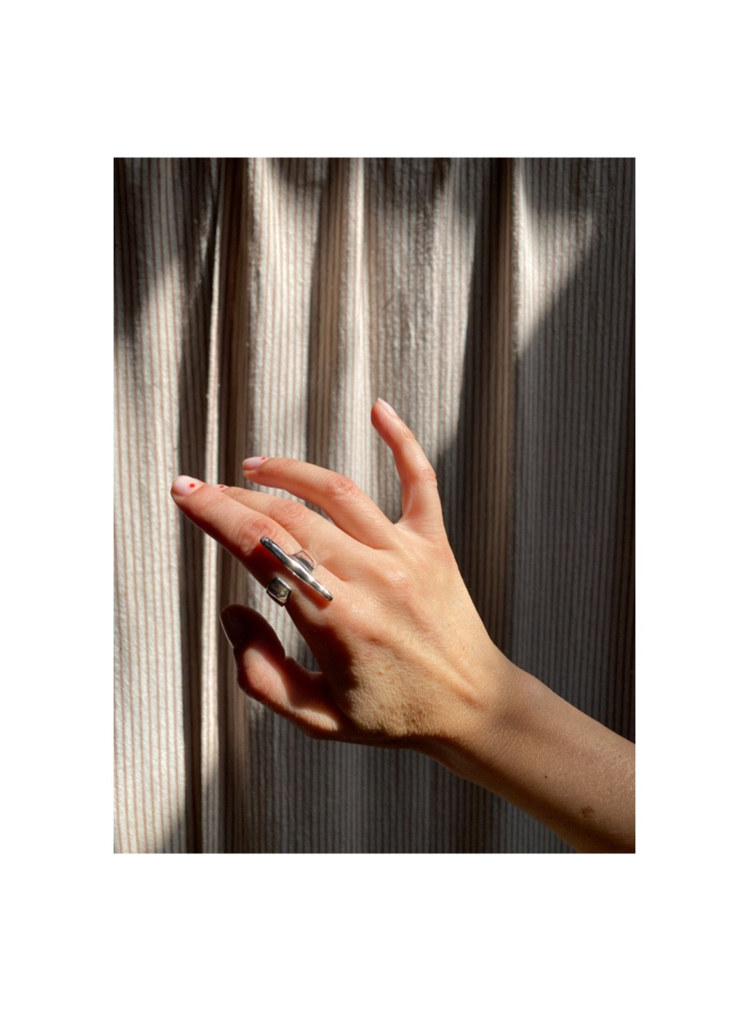 Let your hands tell a story of grace and confidence.
#BacchettaRing #Agla&iuml;aJewelry #NY
.
.
.
.
.
#FineJewelry #ModernElegance #LuxuryStyle #StatementRing #MinimalistJewelry #JewelryLover #DailyLuxury #TimelessDesign #HandcraftedJewelry #StyleIns