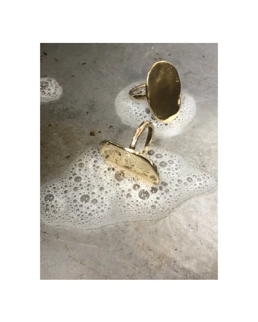 The Ovale ring &mdash;caught in soapy bubbles, glowing with quiet brilliance
.
.
.
.
#AglaiaJewelry #OvaleRing #QuietLuxury #ModernElegance
#JewelryDetails #SoftGlow #RefinedStyle #TimelessDesign #ElisaFinoliJewelry