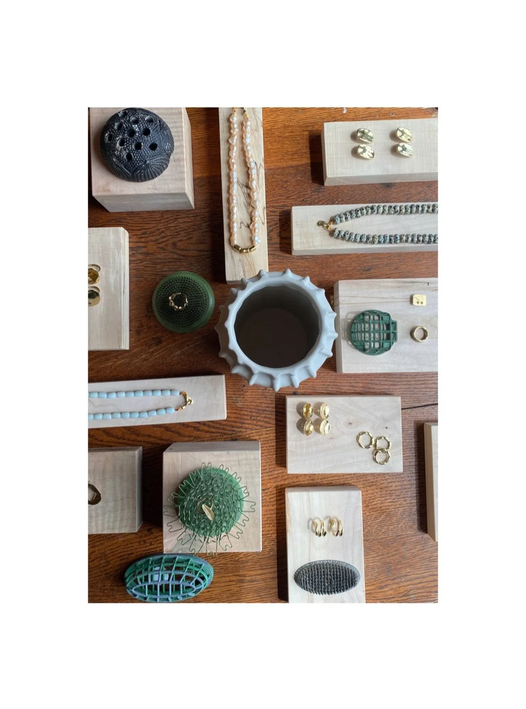What a sweet pop up it has been at @irwingardencollection !! Pairing jewelry with flowers is always a good idea. 
It's now almost time to say goodbye but you still have until June 1st to make yourself a lovely present! ;)
.
.
.
.
.
.

.
.
#AglaiaJewe