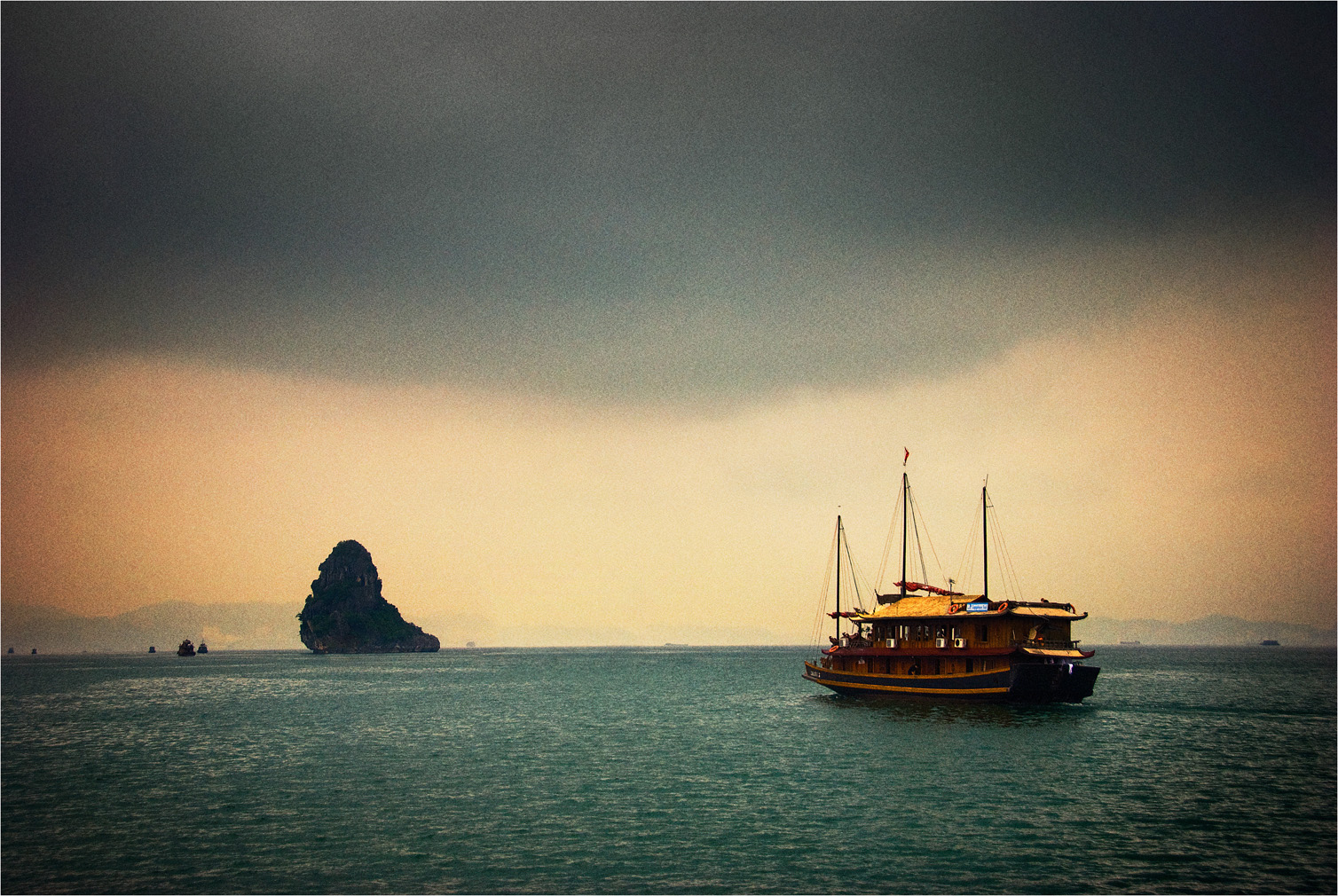 Halong Bay 2.jpg