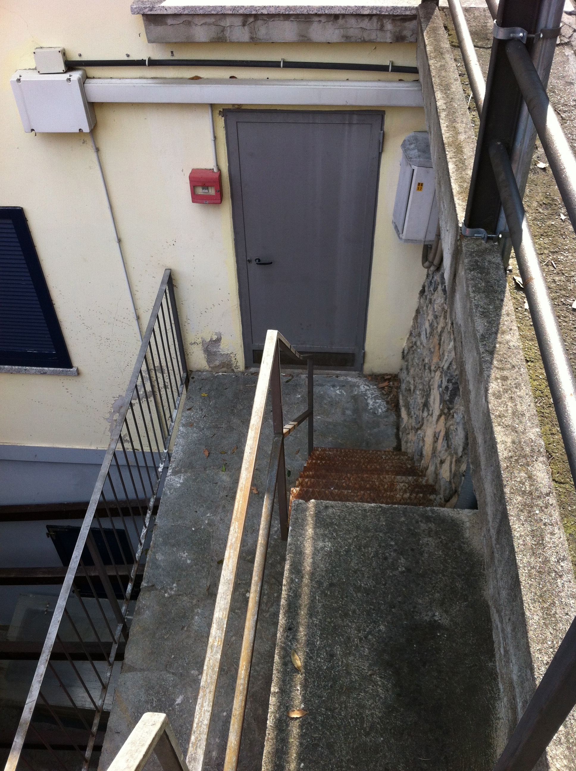 ... sicherungskasten ist unter der Treppe