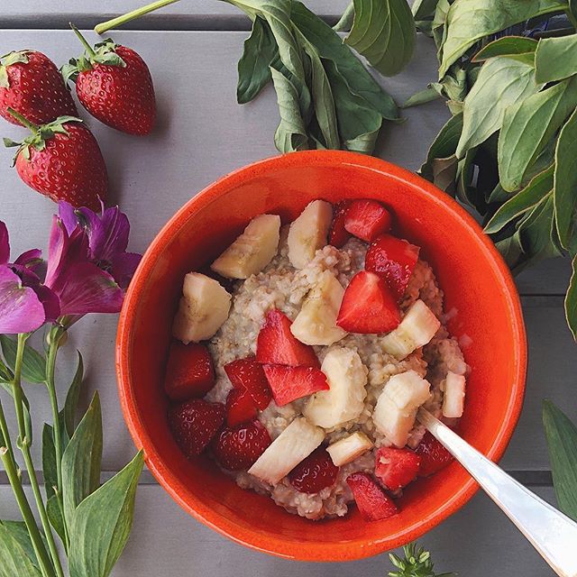 Who says porridge is just for winter? We&rsquo;ve topped our gluten free coconut milk 🥥 porridge with organic British strawberries 🍓 and fair trade bananas 🍌 a fail-proof combination which starts your little ones day off on a vitamin boost!