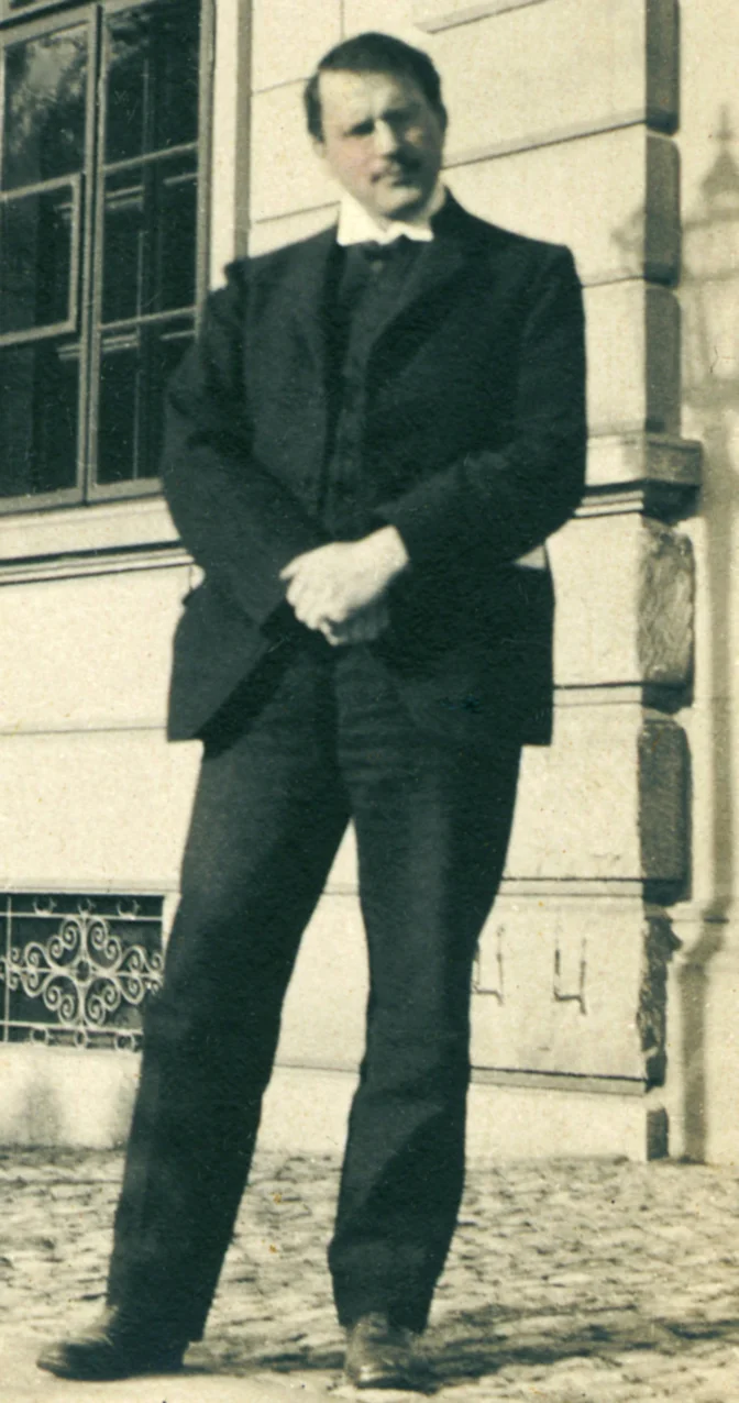 Jung outside Burghölzli hospital in 1910