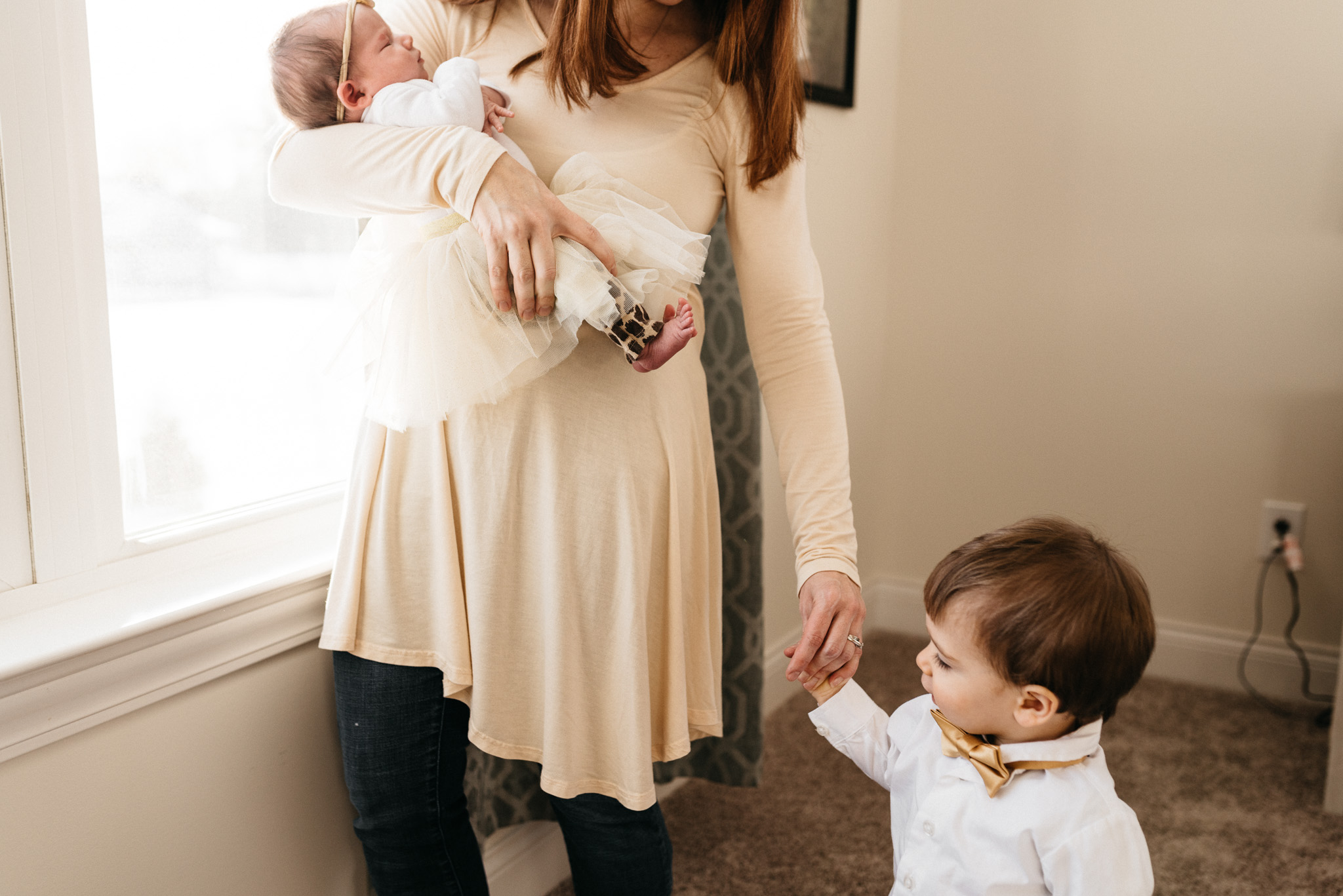mother-with-new-baby-and-little-brother-Columbus-Ohio-Photographer-Erika-Venci-Photography