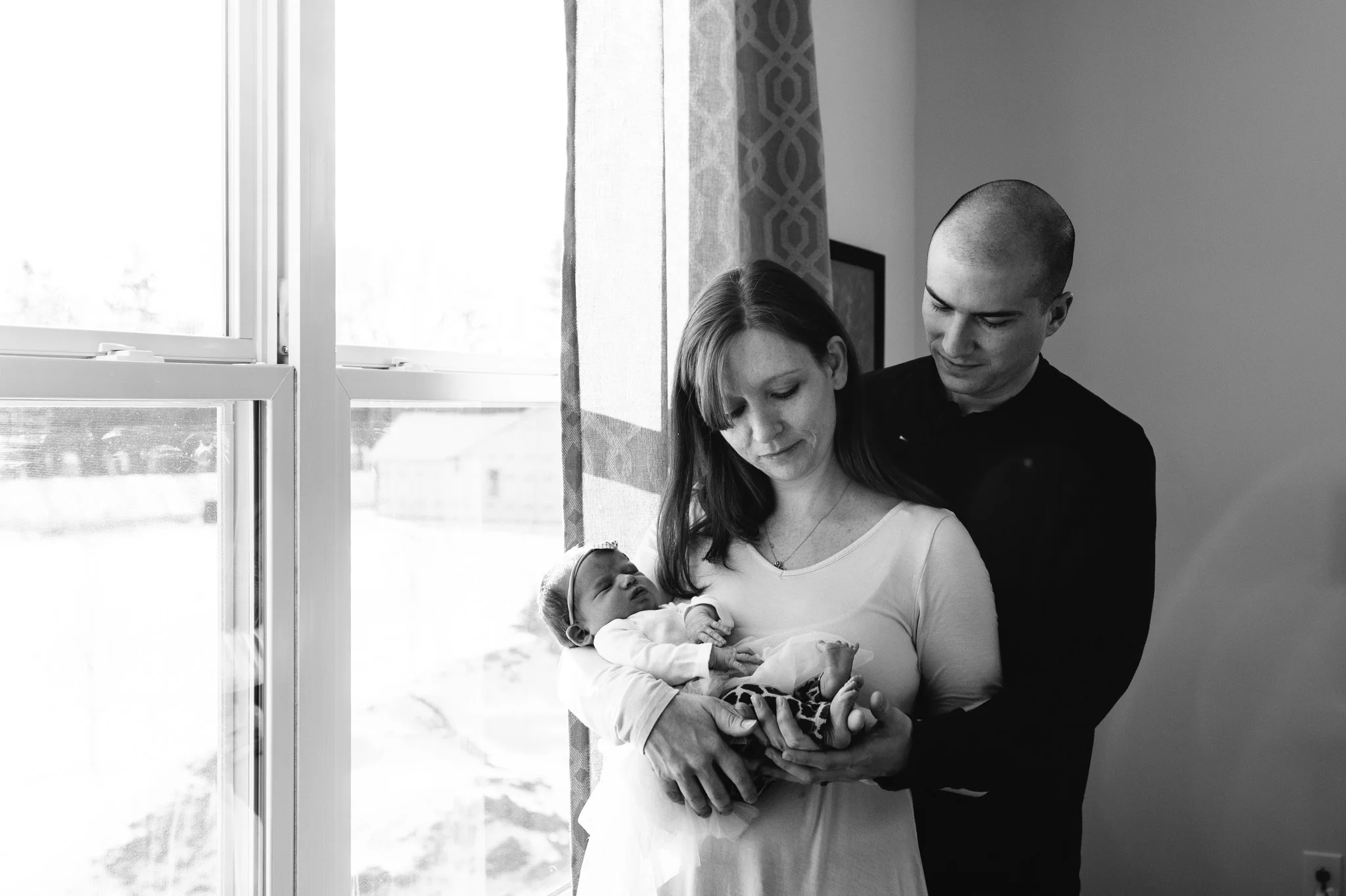 Parents-holding-newborn-daughter-Columbus-Ohio-Photographer-Erika-Venci-Photography