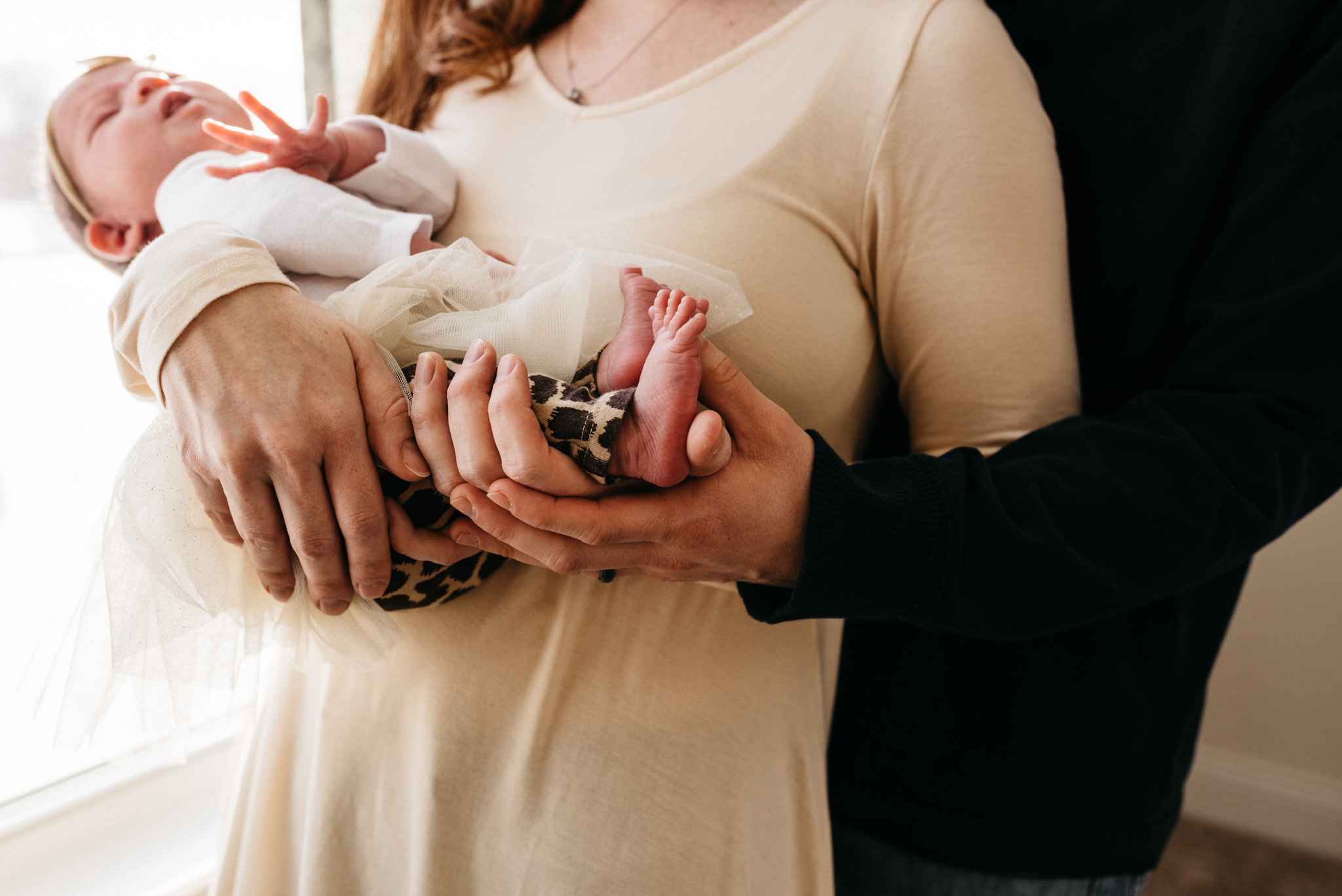 Parents-holding-newborn-daughter-Columbus-Ohio-Photographer-Erika-Venci-Photography