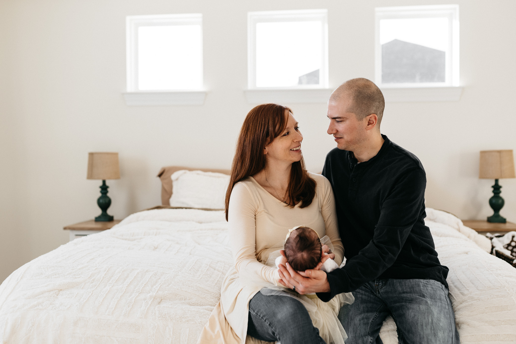 Parents-holding-newborn-daughterColumbus-Ohio-Photographer-Erika-Venci-Photography