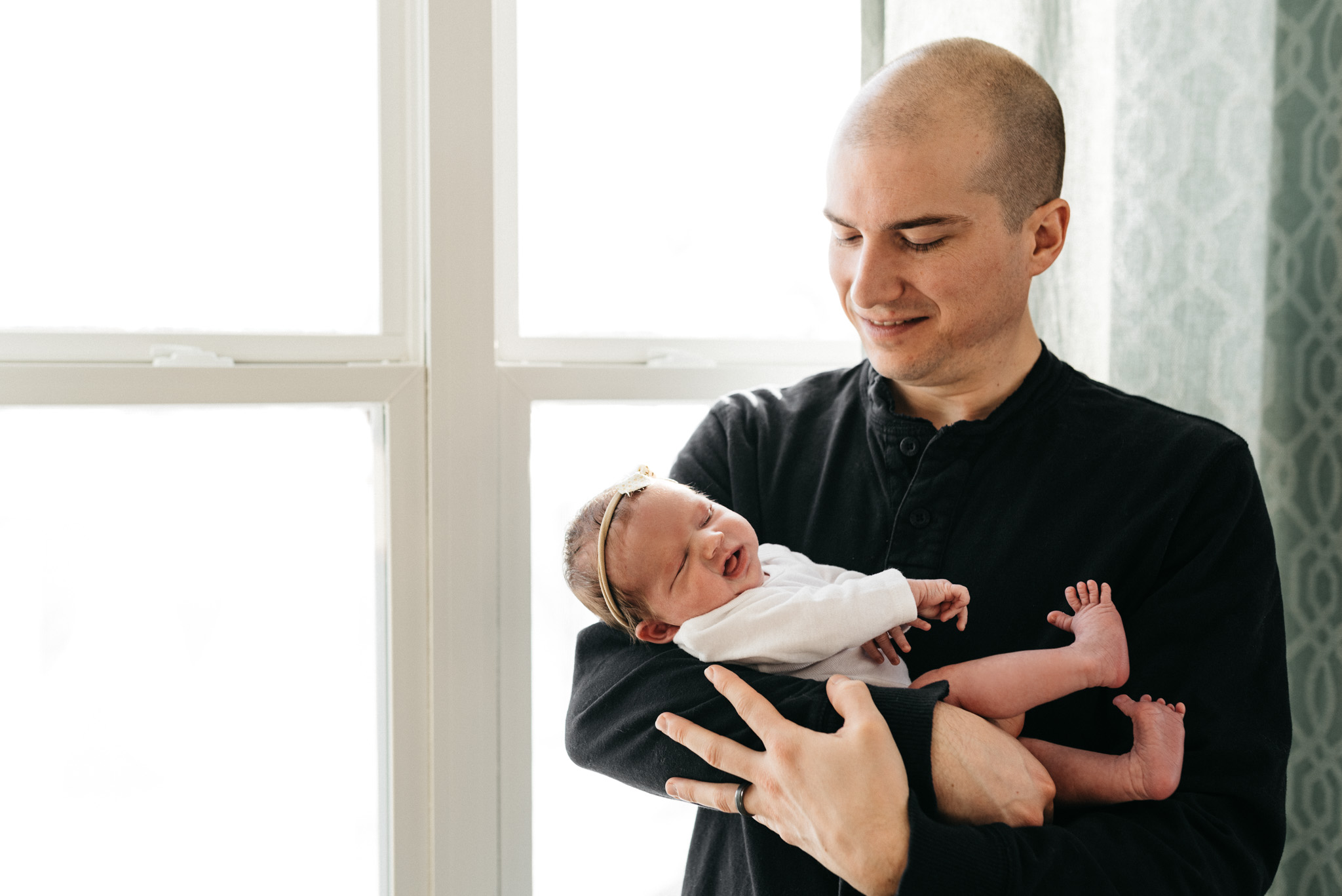 Father-holding-newborn-baby-girl-Columbus-Ohio-Photographer-Erika-Venci-Photography