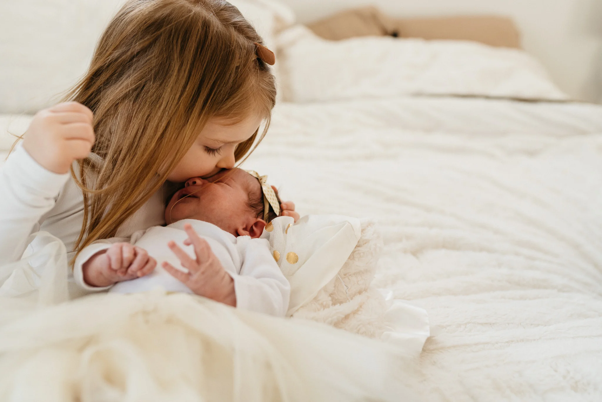 toddler-and-new-baby-sister-Columbus-Ohio-Photographer-Erika-Venci-Photography