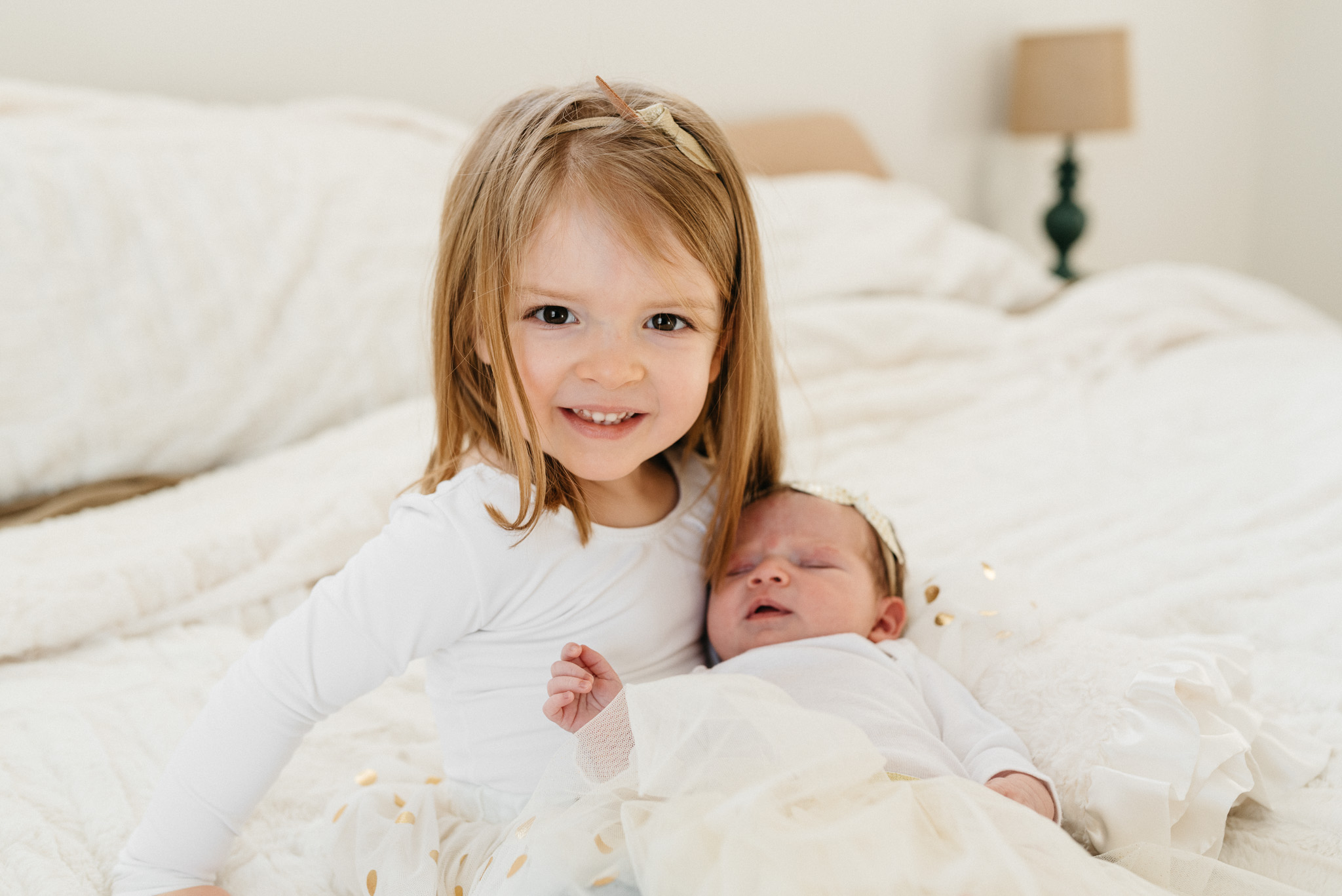 toddler-and-new-baby-sister-Columbus-Ohio-Photographer-Erika-Venci-Photography