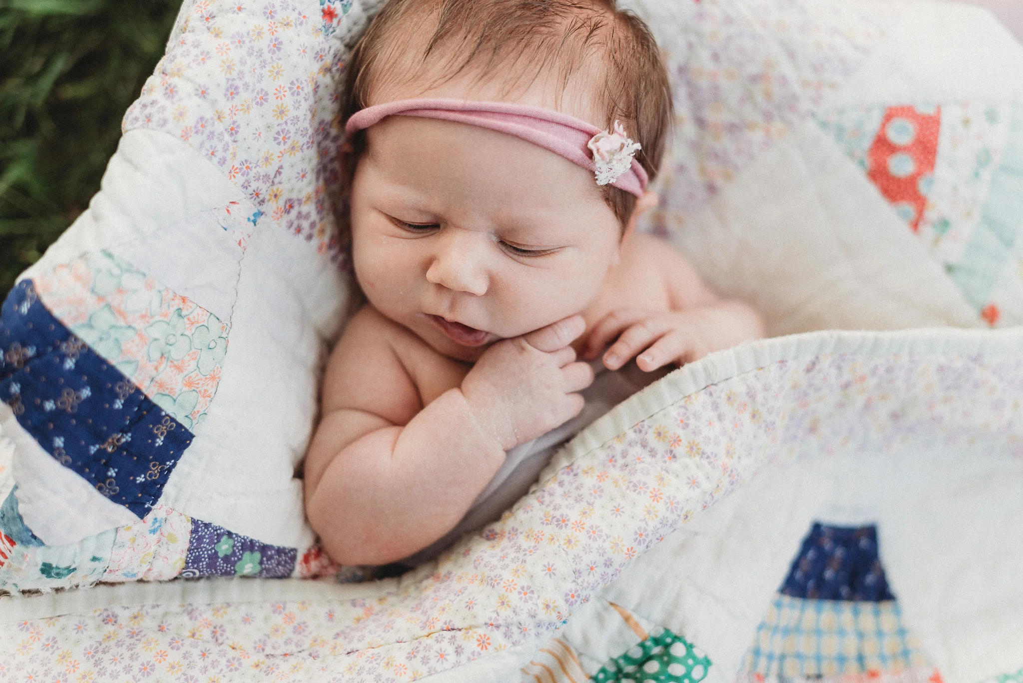 Outdoor-Lifestyle-Newborn-Photos-Inniswood-Botanical-GardenOutdoor-Lifestyle-Newborn-Photos-Inniswood-Botanical-Garden