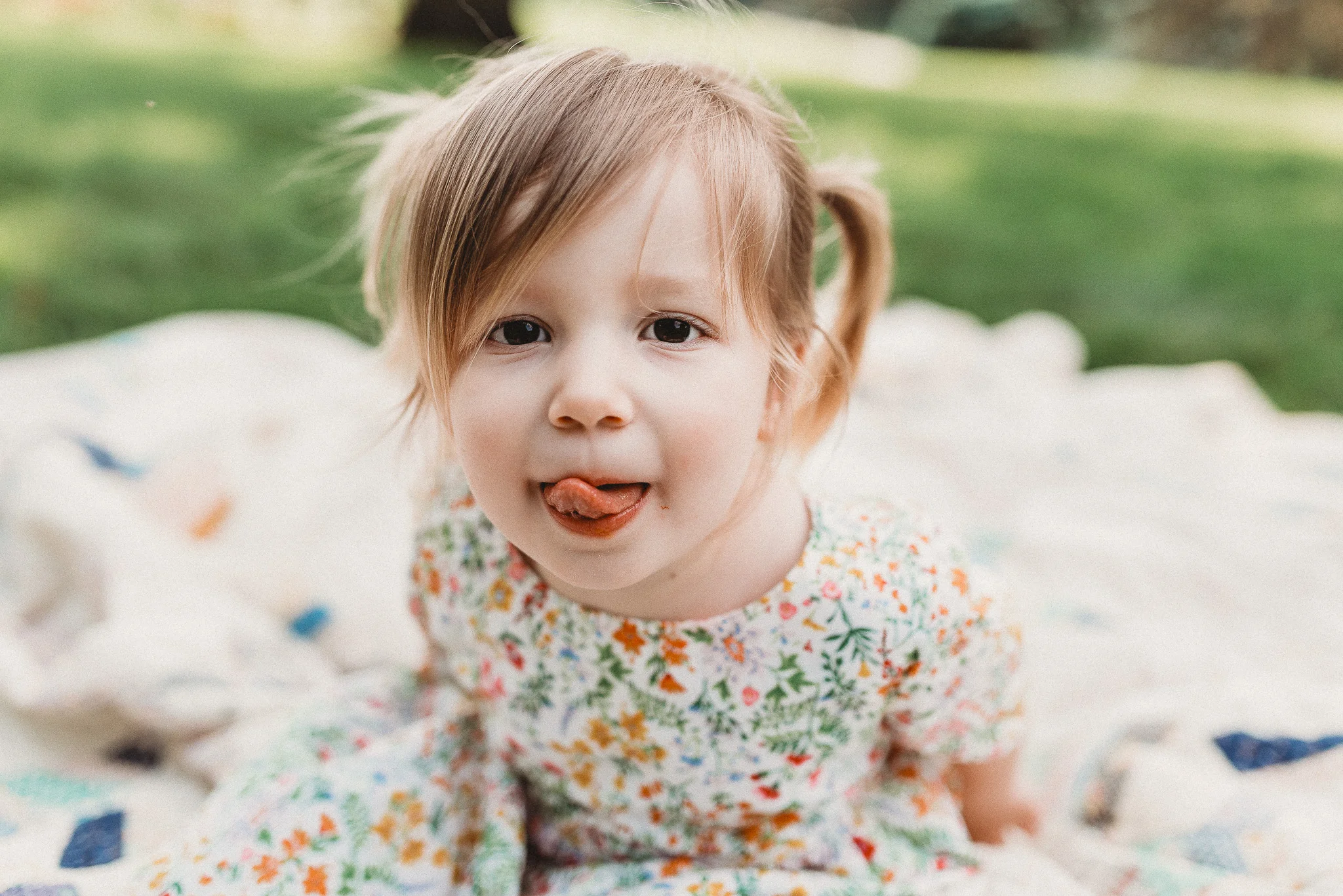 Outdoor-Lifestyle-Newborn-Photos-Inniswood-Botanical-GardenOutdoor-Lifestyle-Newborn-Photos-Inniswood-Botanical-Garden