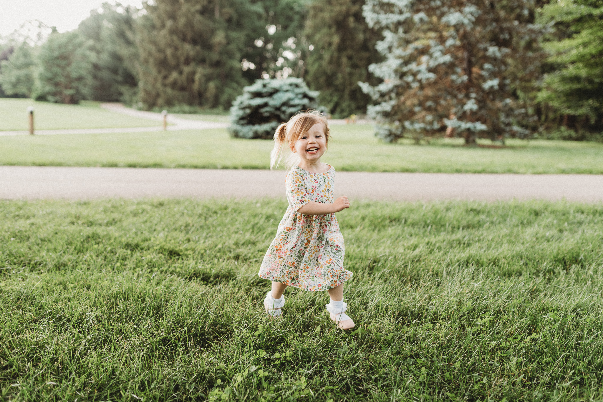 Outdoor-Lifestyle-Newborn-Photos-Inniswood-Botanical-Garden